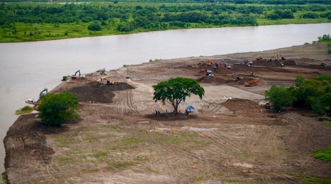 Con 30 máquinas avanzan los trabajos del canal La Esperanza