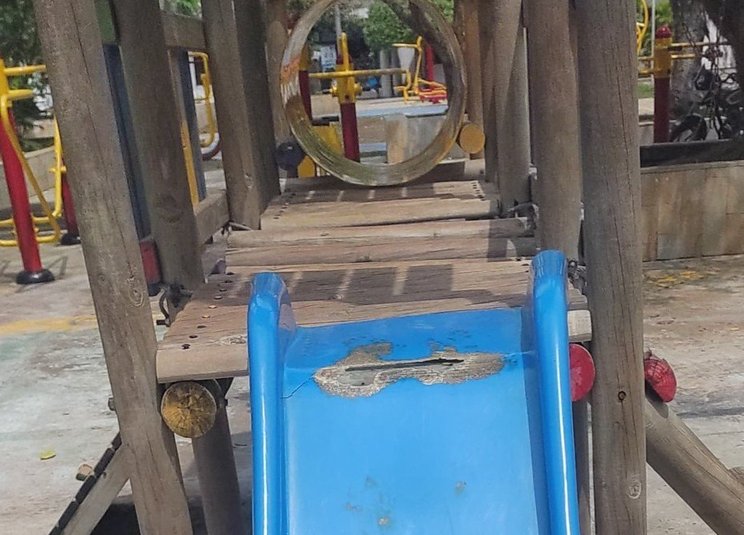 ¡En ruinas! Así están los juegos del Parque Central de Momil