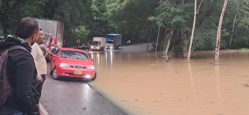Inundada la vía  Caucasia - Medellín