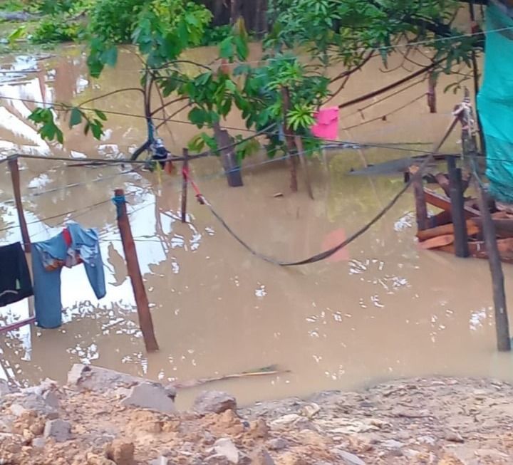 Sectores de Puerto Libertador inundados por desbordamiento de la quebrada Morrojo y el río San Pedro