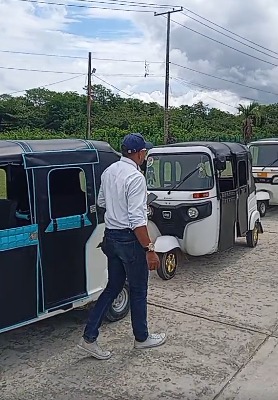 Motocarros de Tolú protestan en el aeropuerto, exigen que los dejen laborar
