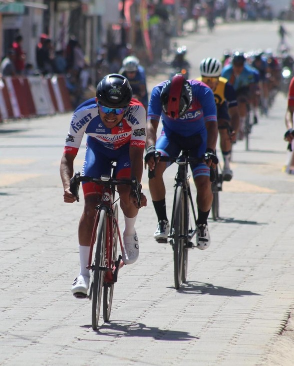 Ciclista Fernando Jarava compite en la Vuelta de la Juventud