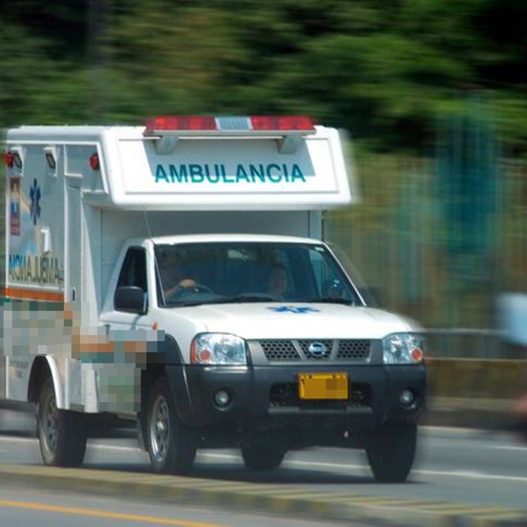 Se estrelló contra una ambulancia y murió