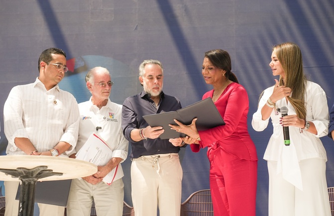Mininterior recibió las ordenanzas para la RET de manos de Lucy García