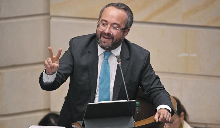 Ciro Ramírez vuelve al Senado tras quedar libre por caso de 'Las Marionetas'