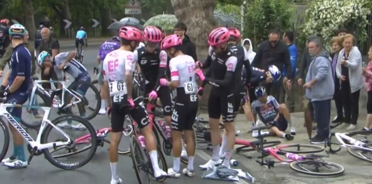 Caída masiva causó caos en el Giro de Italia