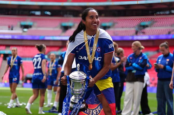 Mayra Ramírez ganó 'triplete' con el Chelsea
