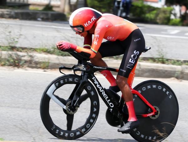 Egan Bernal sufrió una caída en la décima etapa del Giro