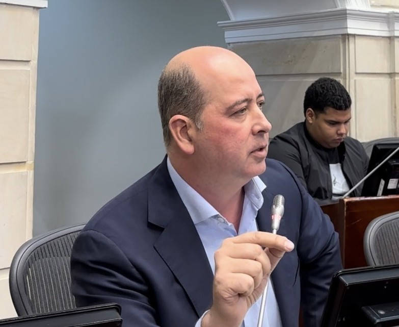 Pineda propone control político a la gerente general del ICA