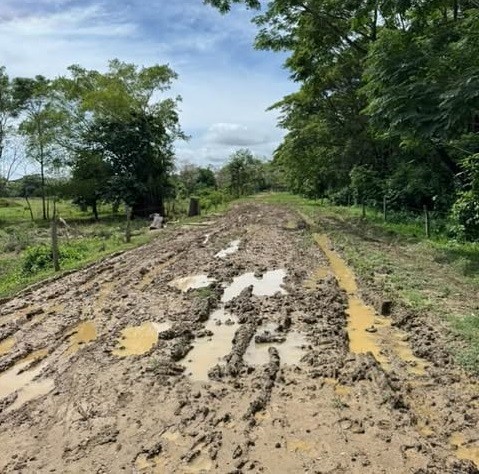 Alcalde Arnulfo Ortega eche una mirada para la vía Pinar del Río y El Torno, que necesita arreglo