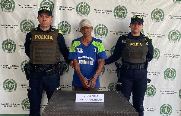 Uno le pegó a la mamá y el otro a su compañera sentimental