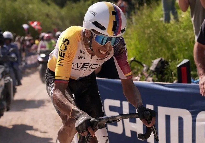 Egan se cayó, perdió un gregario y tiempo
