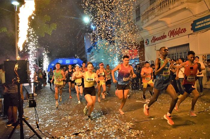 Cientos de corredores en la la Sincelejo Neón Run 2025