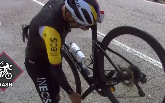 Egan Bernal sufrió una caída en la etapa 16 del Giro de Italia