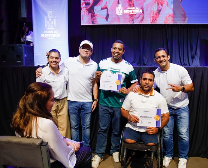 Alcalde entrega estímulos culturales a gestores locales