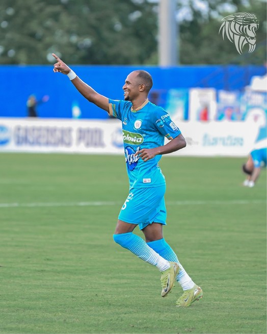 Jaguares ganó y sigue en la cima