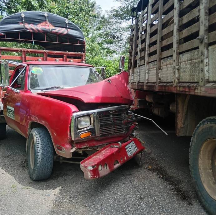 Perdió el control y chocó contra otro carro