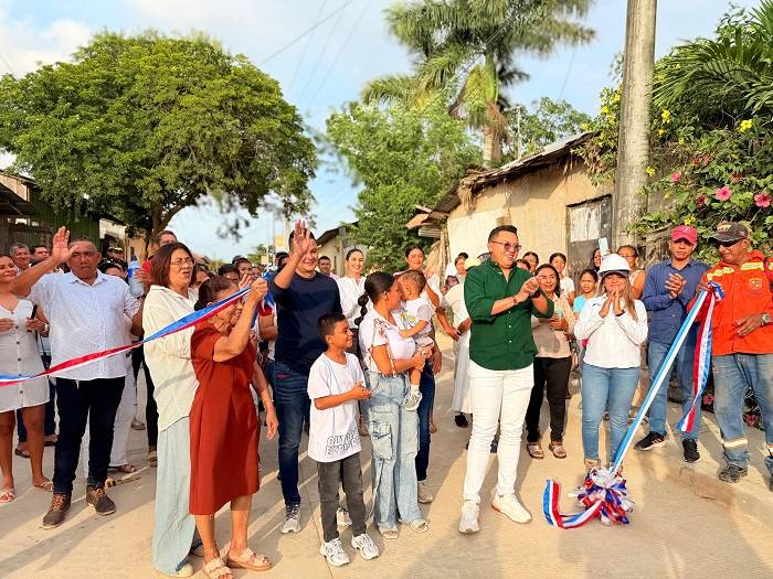 'Estamos concentrados en llevar la oferta de infraestructura a todo el municipio', aseguró alcalde de Sincé, Andrés Aldana, durante la inauguración de 4 calles 