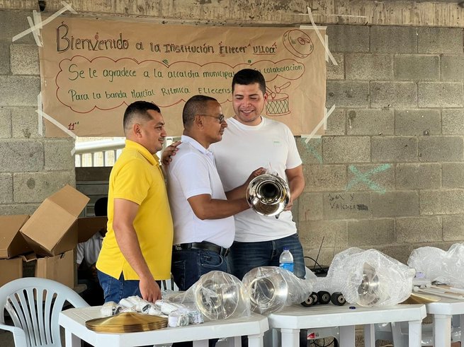 Banda de paz recibió instrumentos