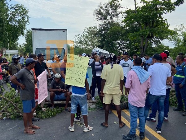 Comunidad bloquea la Transversal del Caribe en San Onofre