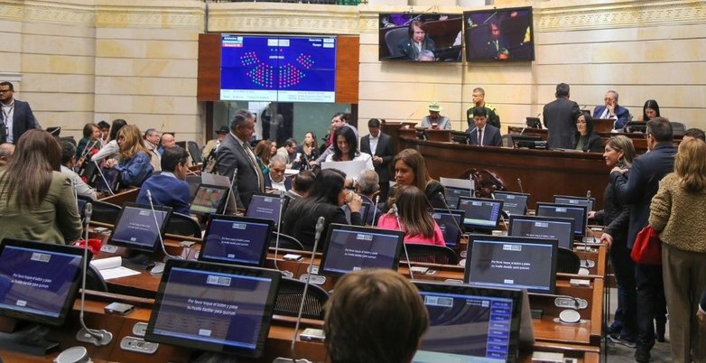 Senado rechaza consulta popular vía decreto
