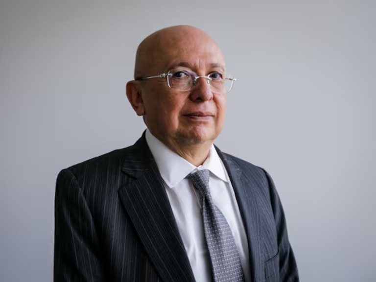 Eduardo Montealegre ha recibido casi $2 mill millones en contratos con el Estado