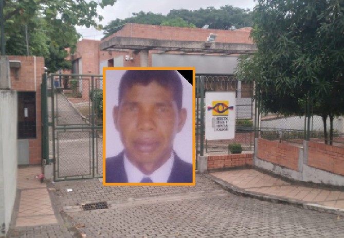Un familiar lo encontró colgado en el baño