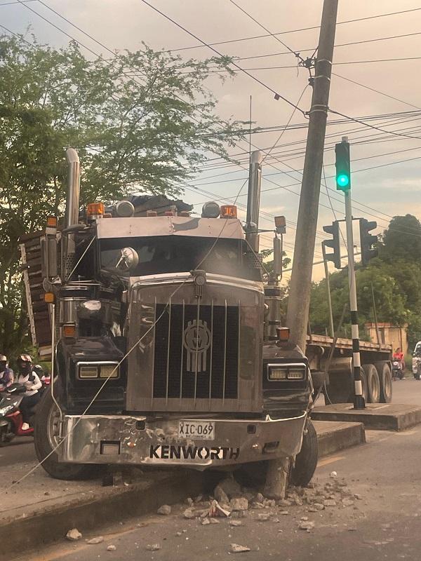 Aparatoso accidente de “mula” en Troncal de Occidente en Sincelejo 