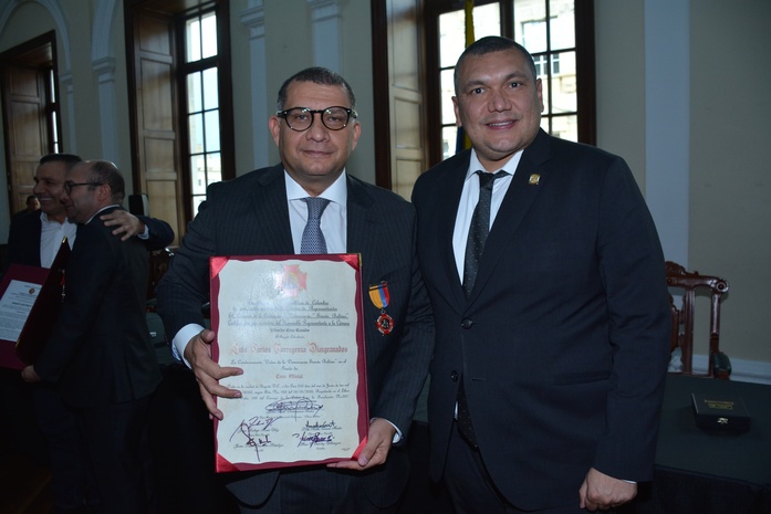 La Cruz Oficial a Luis Carlos Torregroza