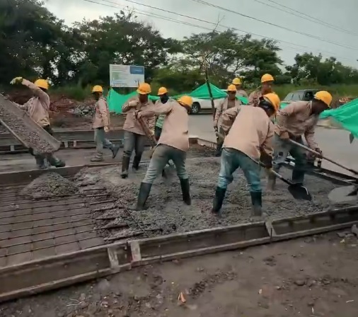 'La Trochita' ya tiene 65 metros de pavimento