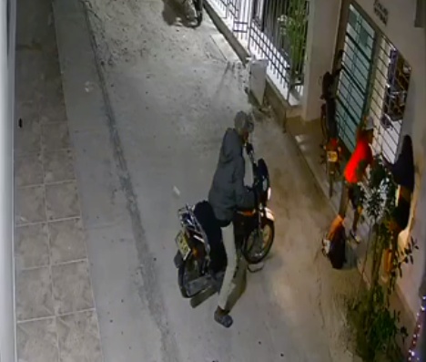 Le robaron el celular y el bolso