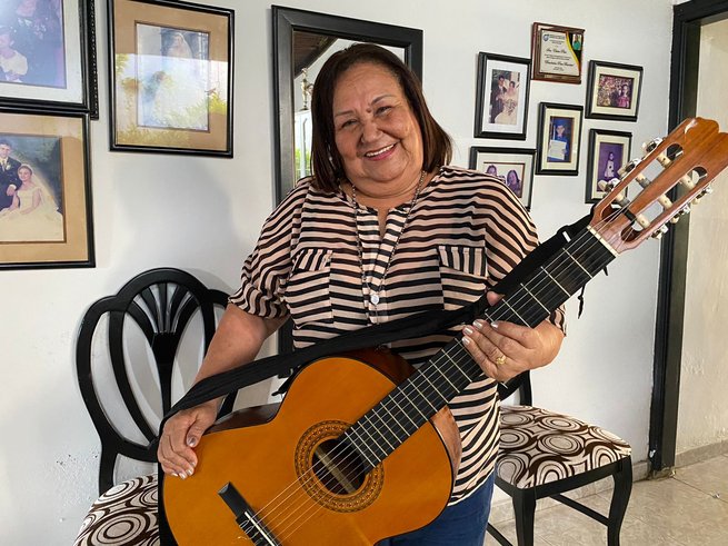 Elvira Piña “evangeliza con su música”