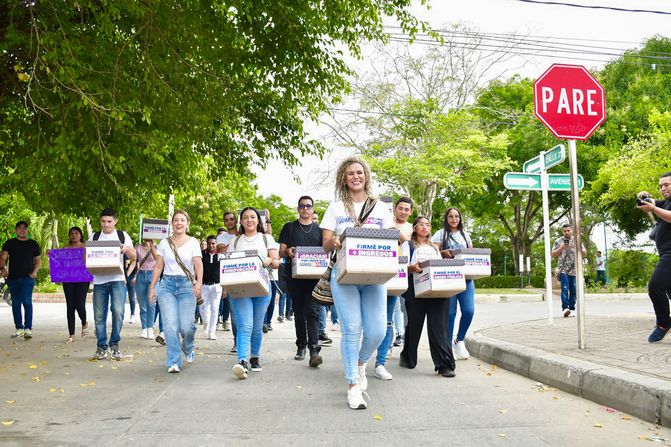 Más de 164 mil firmas respaldan a 'La Profe'