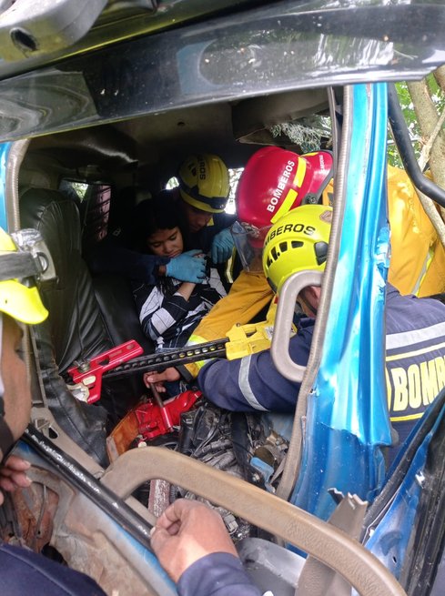 Rescataron a menor atrapada en camión accidentado