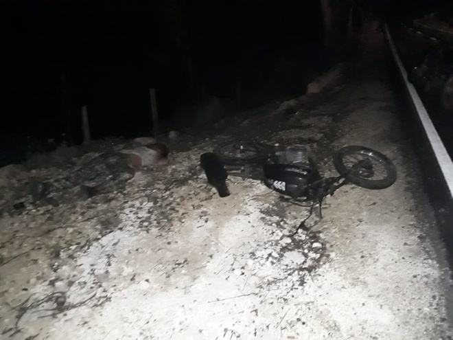 Joven impactó con una vaca y murió en la vía