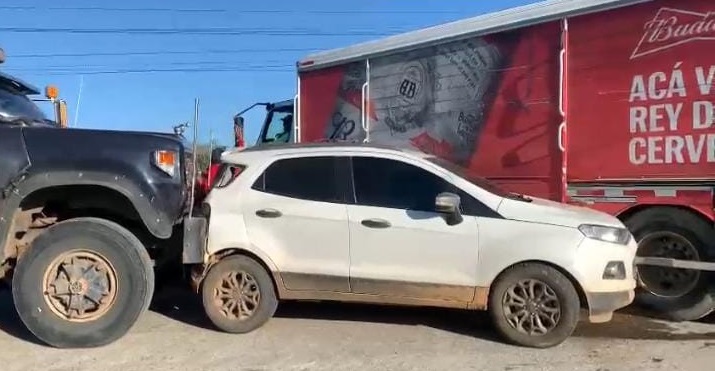 Quedó atrapado entre dos vehículos