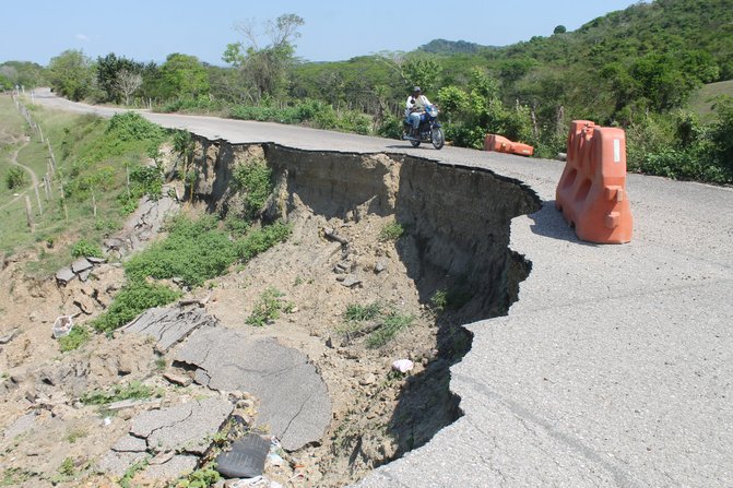 Un año cumple el Eje Vial Montes de María socavado y nadie hace nada