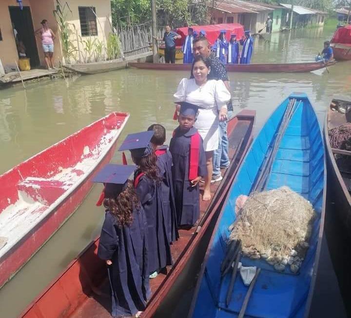 ¡Qué ejemplo! En canoa y remando llegaron al grado