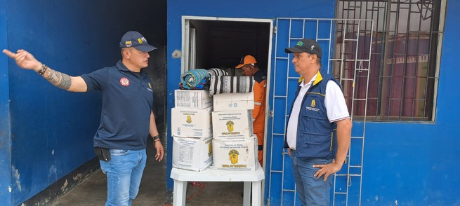 Llegan las primeras ayudas humanitarias a Puerto Escondido