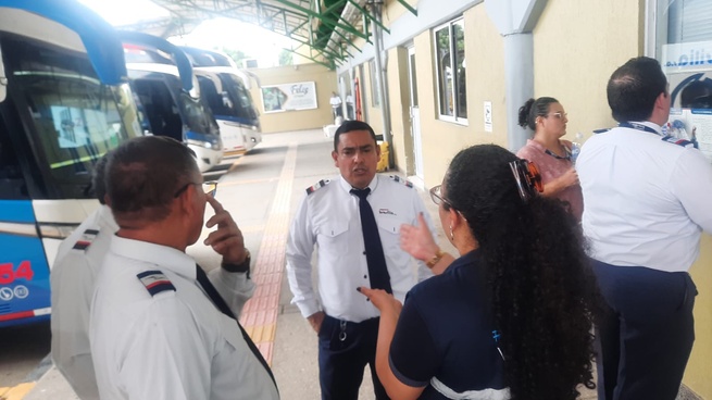Se bajaron del avión para buses