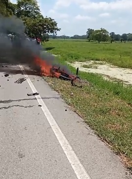 Se accidentaron y se les prendió la moto: uno murió