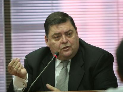 Le aceptaron renuncia