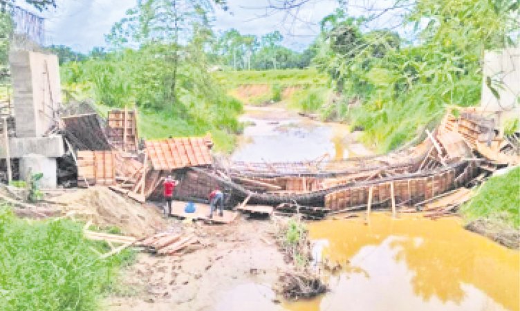 Caída de puente deja 3 heridos
