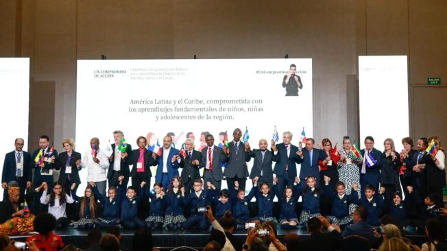Ministros de América Latina firman ‘Compromiso por la Educación’