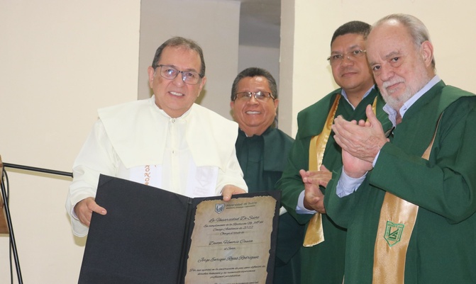 Honoris causa por aporte a la construcción de paz