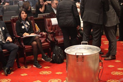 Moción entre 'guachafita' y olla destapada