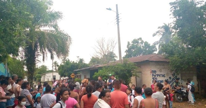 Padres de familia cerraron colegio por falta de docentes