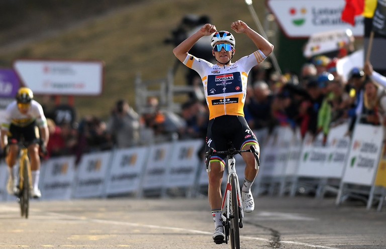 Evenepoel ganó y comparte liderato