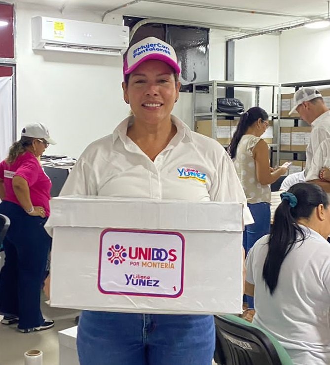 Liliana Yúnez entregó las firmas