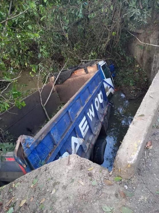 Un vehículo de carga pesada cayó en la entrada  de Puerto Libertador, Córdoba